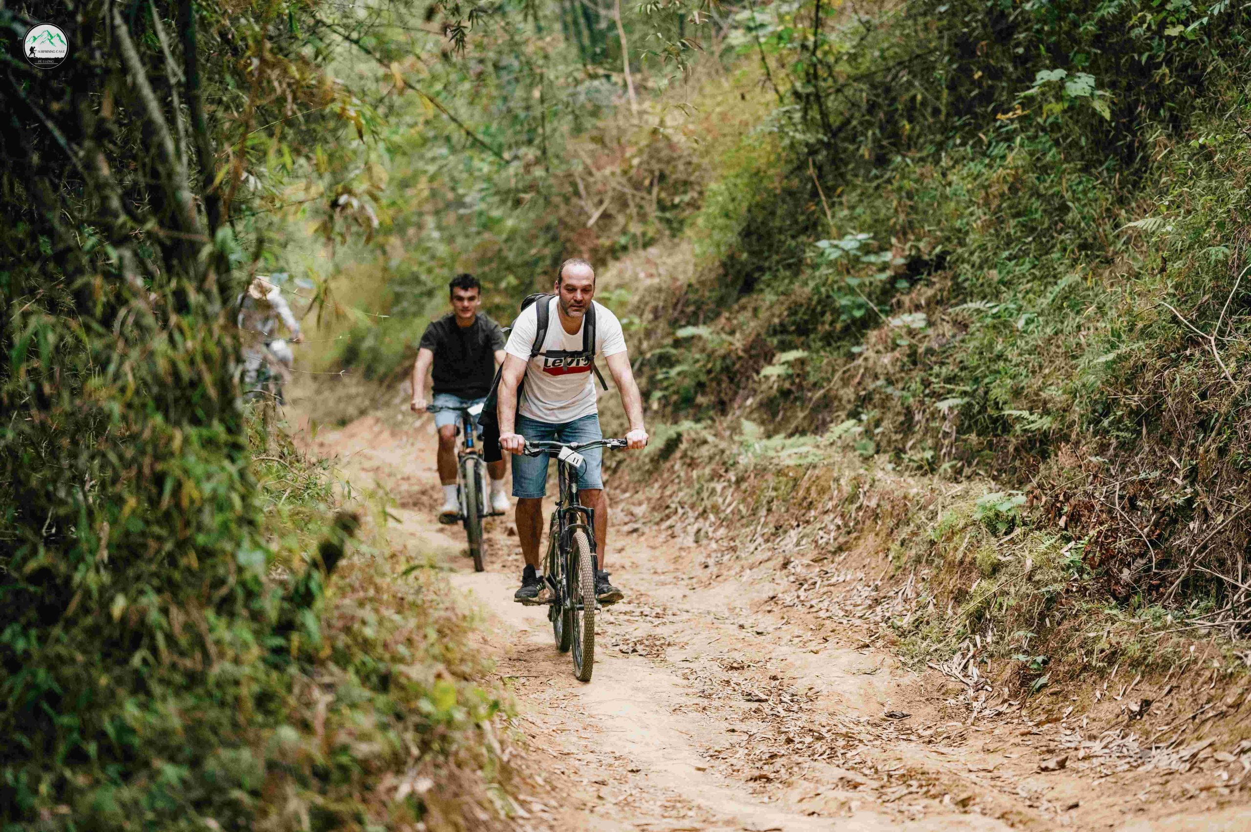 Excursion à vélo vers la grotte Surprising de Pu Luong – Pêche – Cours de cuisine de survie – Visite du village artisanal de tissage (Journée complète)